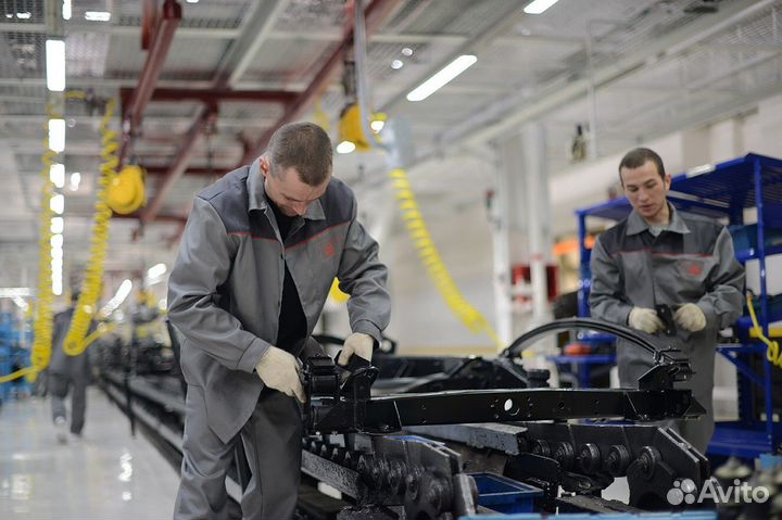 Рабочий на моторный завод