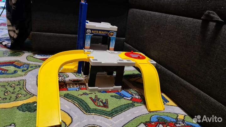 Парковка для машинок с горками и лифтом