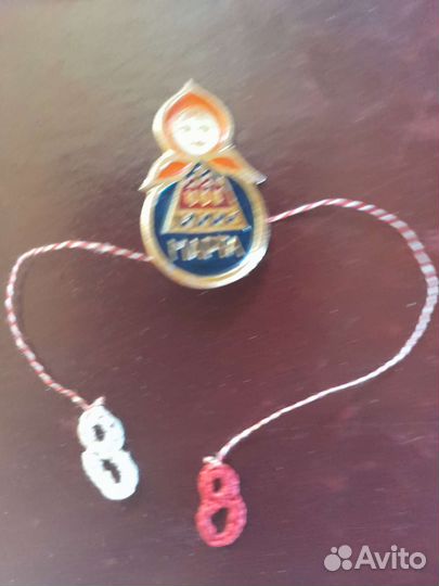 Павлиньи перья, декорированные значки,шпили, бляха