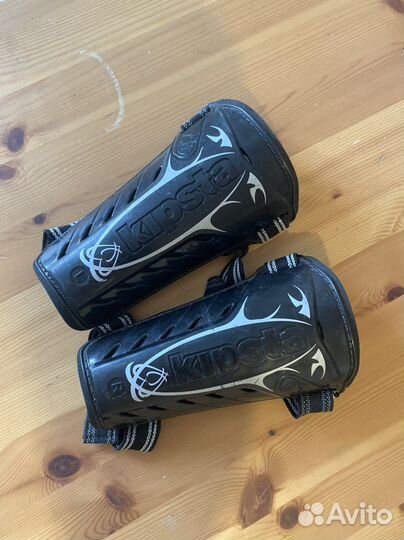 Футбольные щитки kipsta