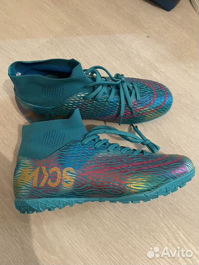 Футбольные кроссовки