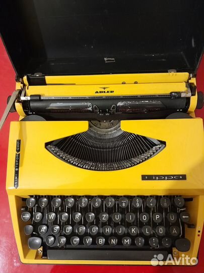 «Немецкая раритетная печатная машинка Adler»