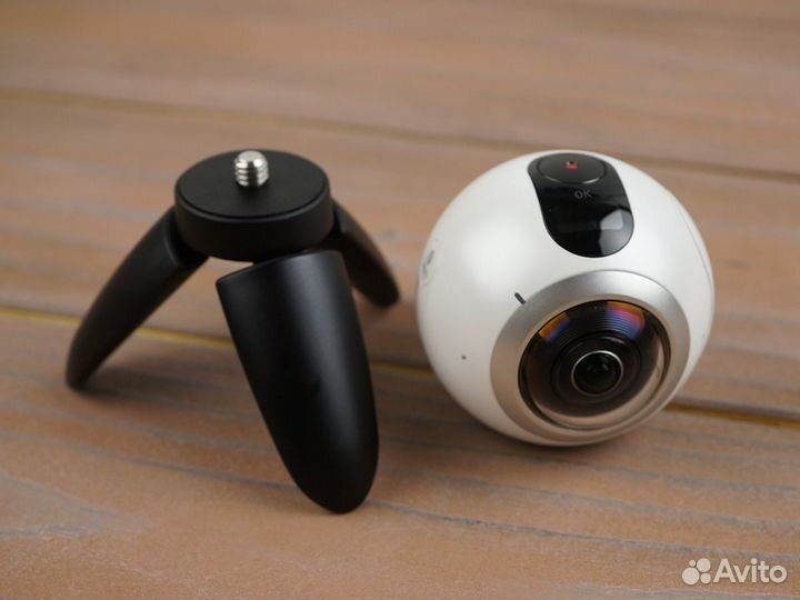 Панорамная экшн-камера Samsung Gear 360