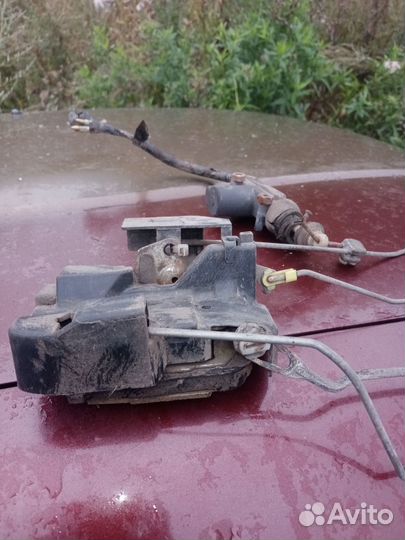 Замок передней двери Toyota Corolla E110