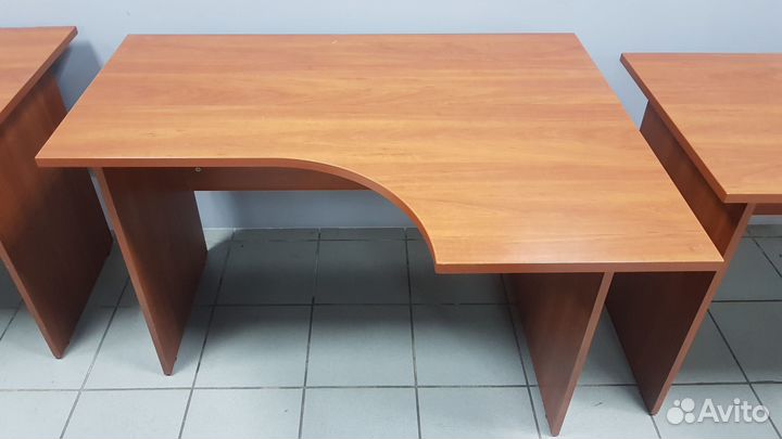 Три компьютерных стола