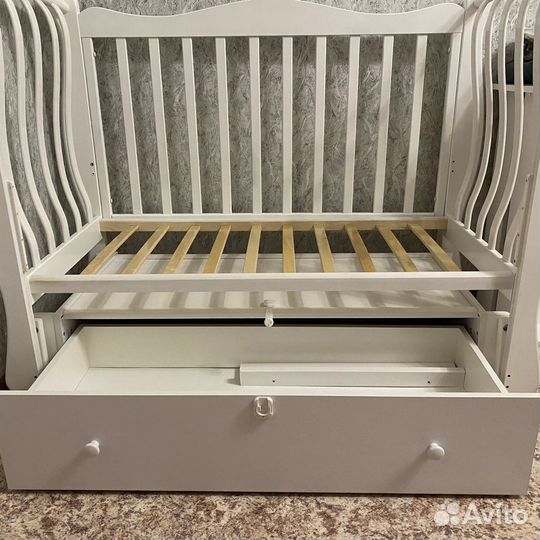 Детская кроватка с универсальным маятником