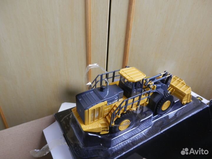 Игрушка-модель фронтал. погрузчик John Deere 944К