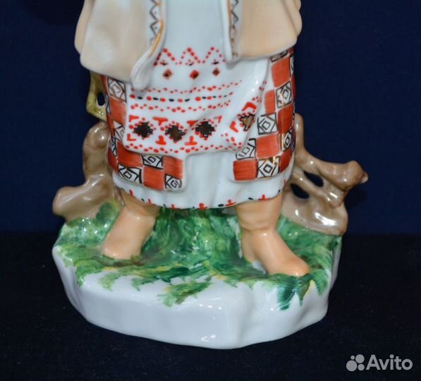 Фарфоровая статуэтка- одарка. киев
