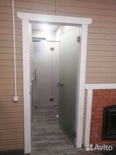 Стеклянная дверь по индивидуальным размерам