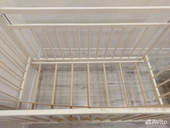 Детская кроватка с маятником