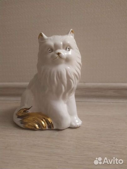 Статуэтка белый кот