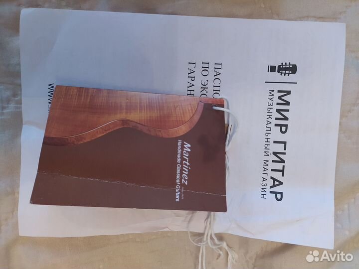 Продам классическую гитару с нейлоновыми струнами