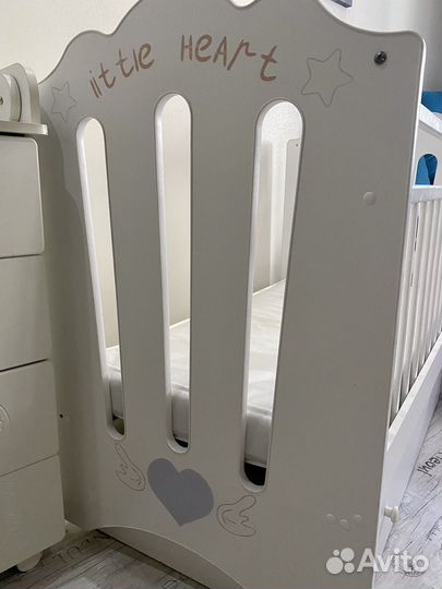 Детская кроватка и комод