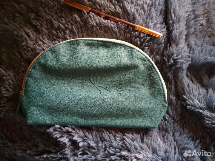 Косметички Sisley, Guerlain и сумочки брендов