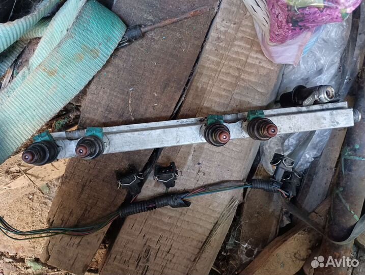 Топливная рампа с форсунками и проводкой ваз 2110