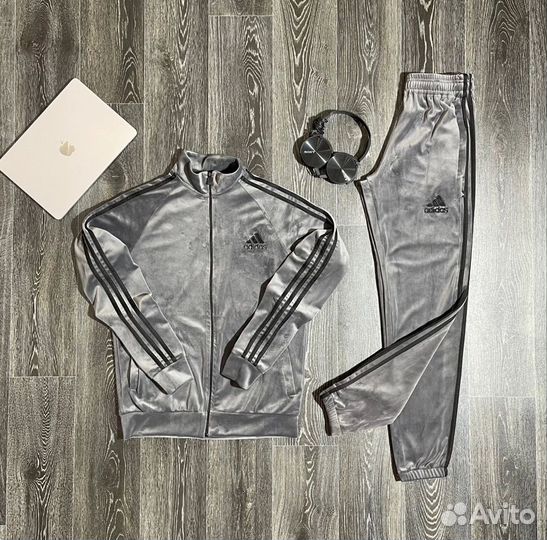 Велюровый спортивный костюм Adidas