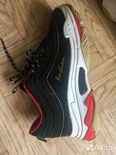 Кроссовки женские