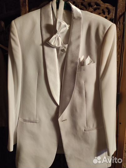 Белый мужской смокинг 48 размер