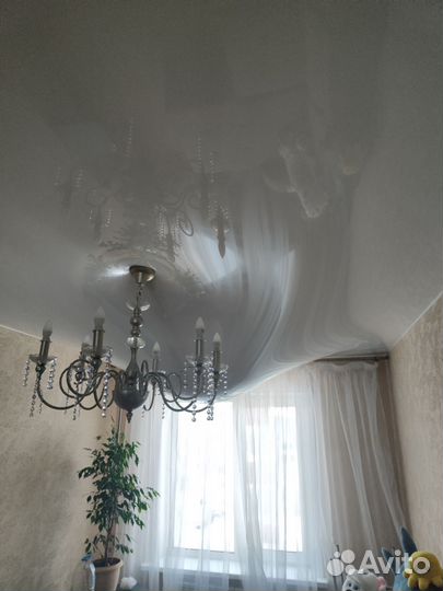 Слив воды с натяжного потолка