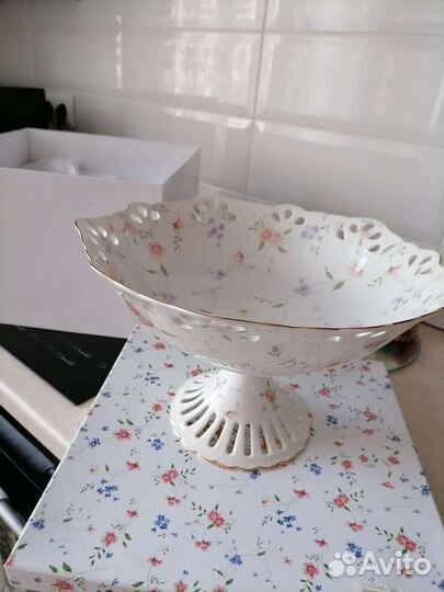 Ваза для фруктов на ножке