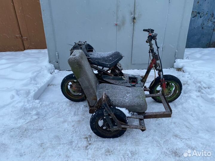 Зимний скутер с боковым прицепом на ходу