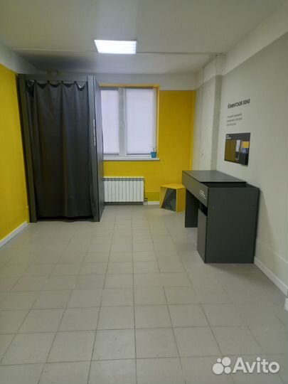 Сотрудник пункта выдачи заказов