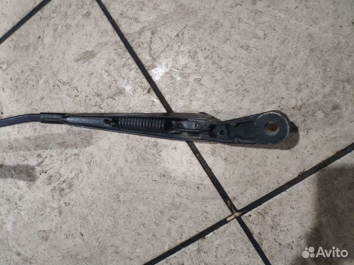 Поводок дворника правый Volkswagen Passat B5