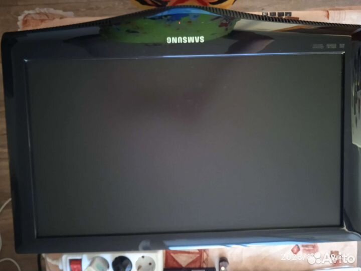 Телевизор Samsung c кронштейном и подставкой