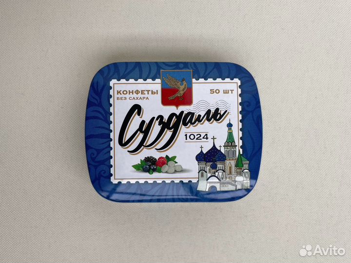 Маленькая металлическая коробочка жестяной футляр