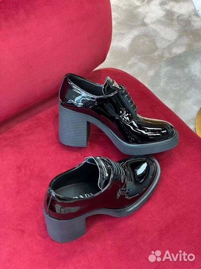 Туфли на шнуровке женские Prada