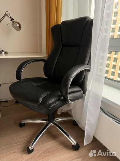 Офисное кожаное кресло бу