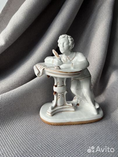 Фарфоровая статуэтка 