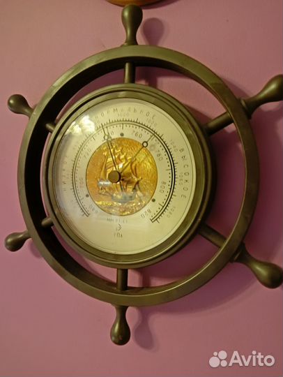 Барометр настенный с чеканкой