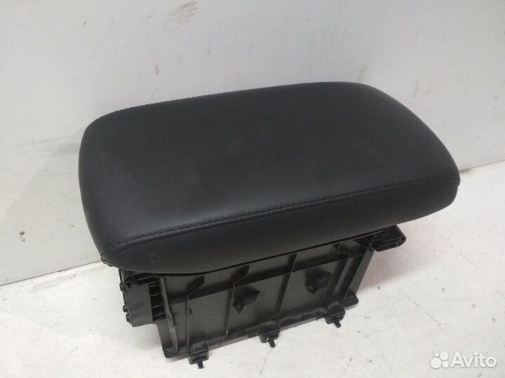 Подлокотник передний Toyota Rav4 40 2013-2016
