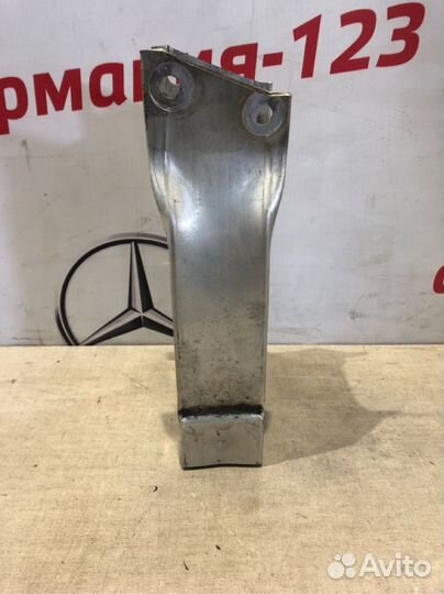 Кронштейн усилителя бампера передний правый