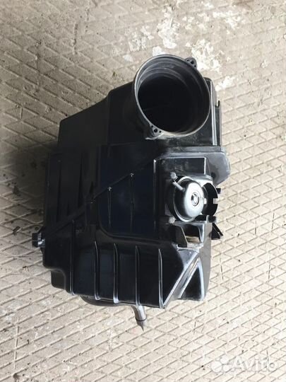 Корпус воздушного фильтра Audi A8 (есть трещина)