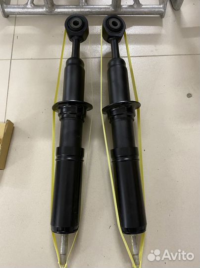 Амортизаторы на Тойота 200, задние+передние