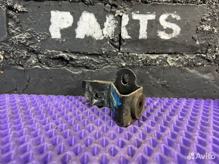 Крепление радиатора кондиционера левое Nissan