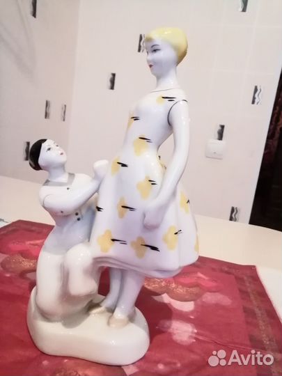 Статуэтка фарфоровая