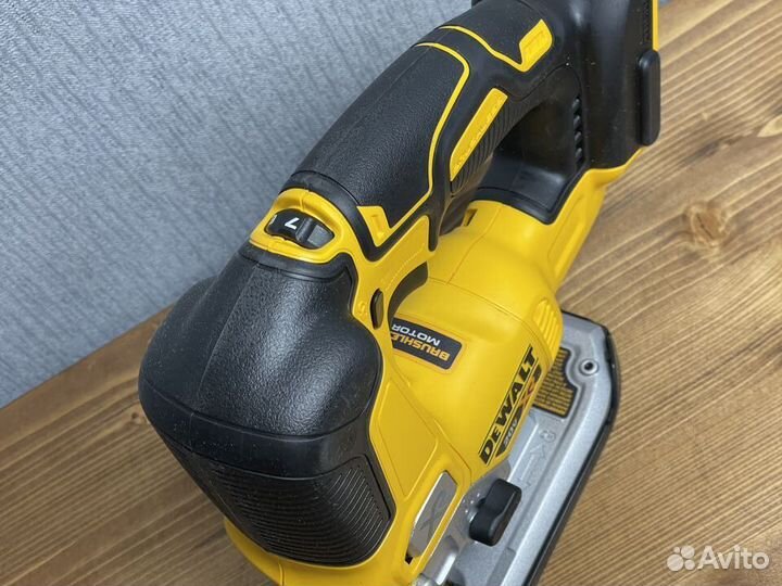 Лобзик Dewalt DCS334