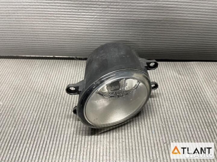 Туманка передняя левая toyota isis