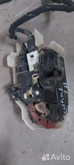 Замок двери передний левый на Volkswagen Touareg