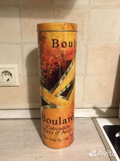 Пустые коробки и бутылки алкогольные