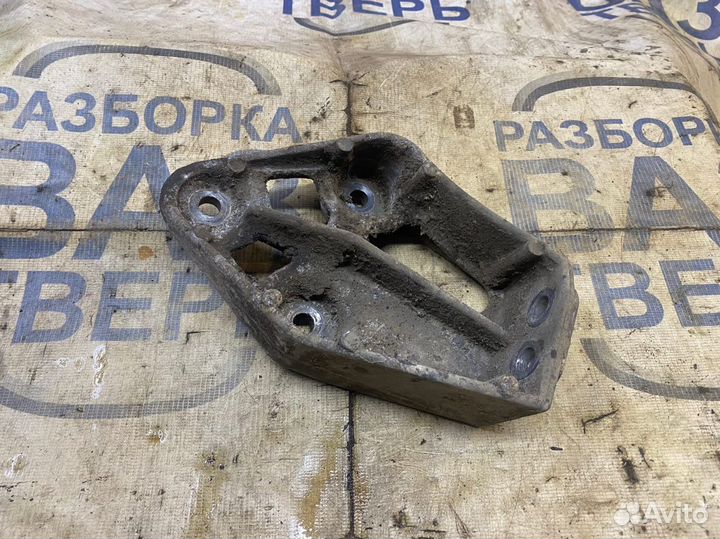 Кронштейн подушки Нексия