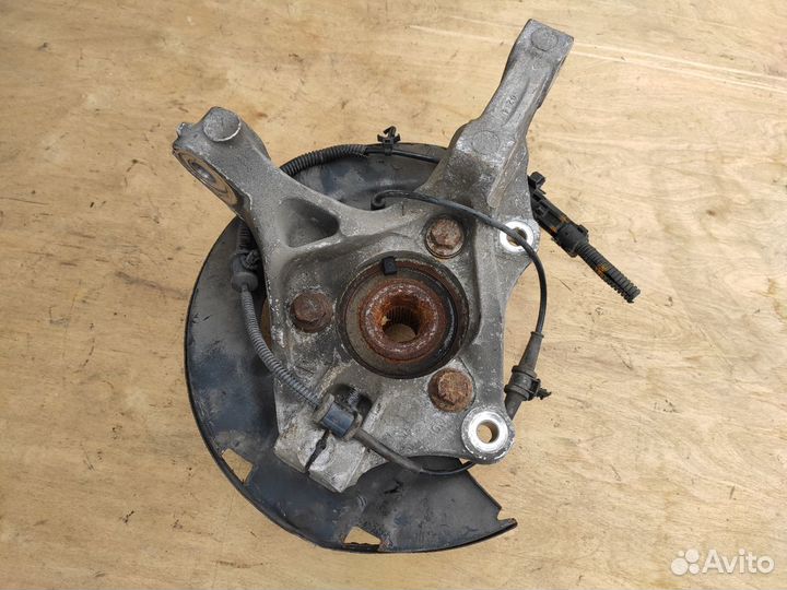 Кулак поворотный левый 1.3 1.4 1.6 Opel Astra J