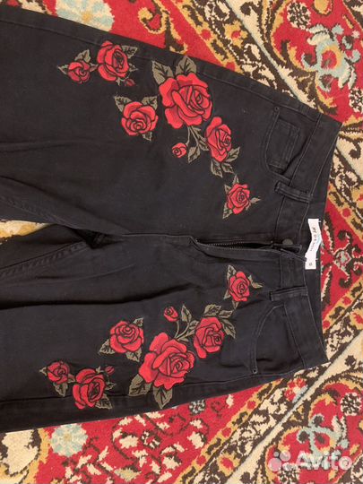 Джинсы с розами