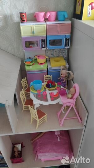 Кукольный домик с мебелью и куклами