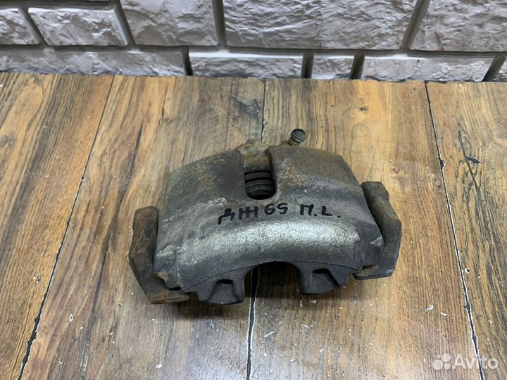 Volkswagen Jetta 6 Суппорт тормозной передний