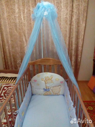 Детская кроватка с маятником