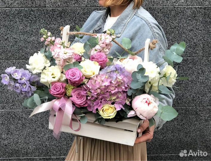 Букеты их гортензий, роз и гвоздик. Доставка